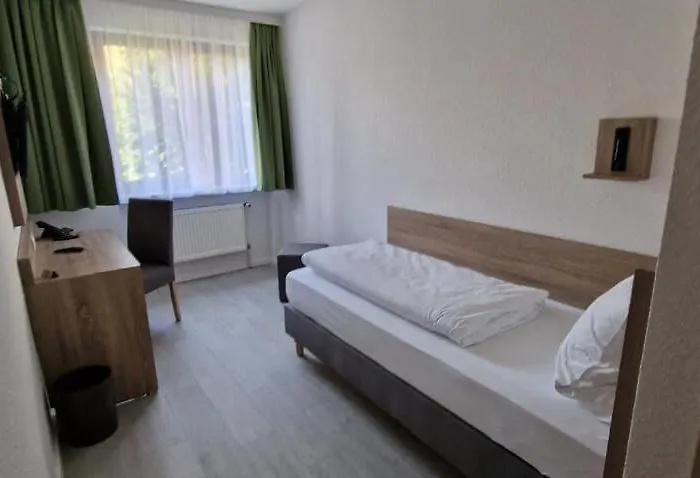 Ladage Hotel *